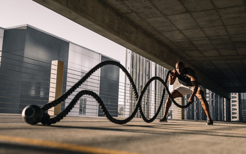 姆巴佩在新闻发布会上宣布离开巴黎圣日耳曼的现场照片